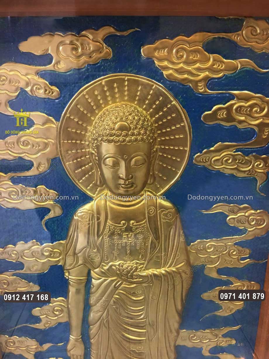 Gượng mặt Ng&agrave;i được chạm th&uacute;c hiền từ, ph&uacute;c hậu với đ&ocirc;i mắt nh&igrave;n xuống quan s&aacute;t ch&uacute;ng sinh